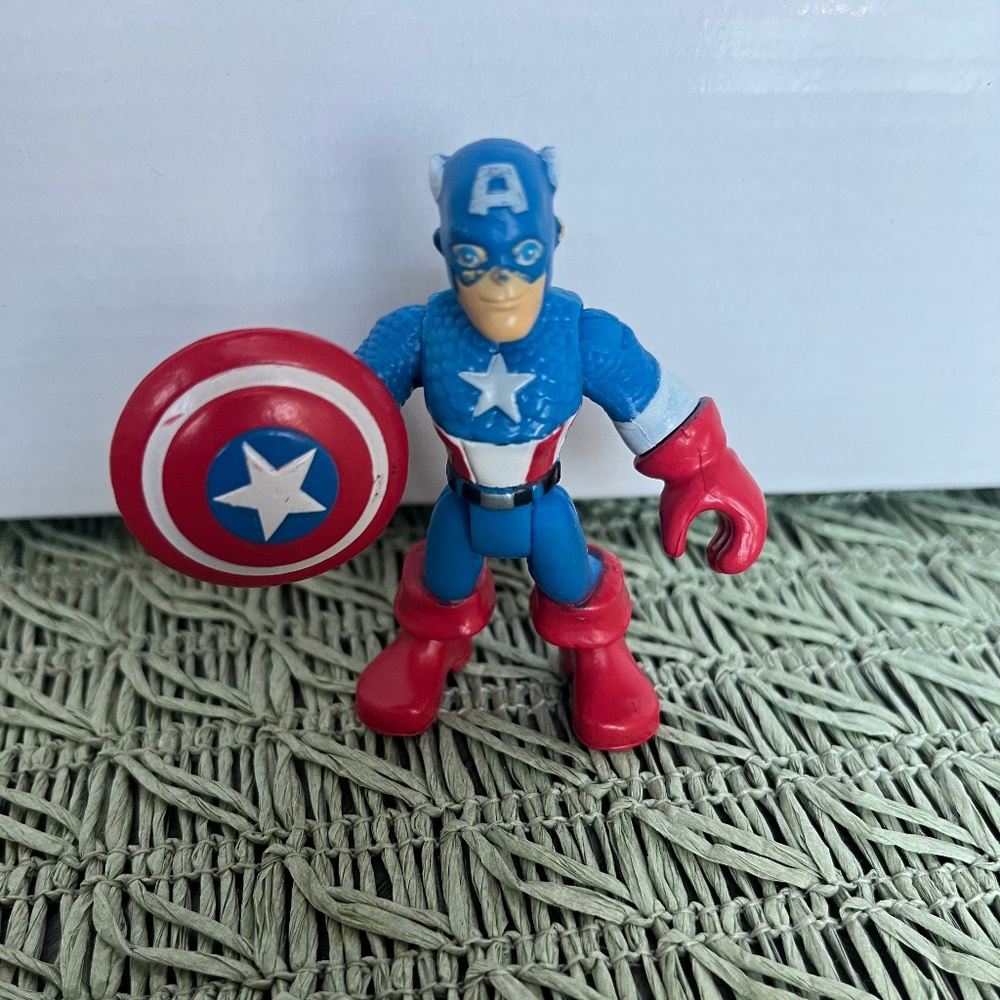 Captain America Marvel Super Hero Adventures  Playskool 2.5" Figure 2010